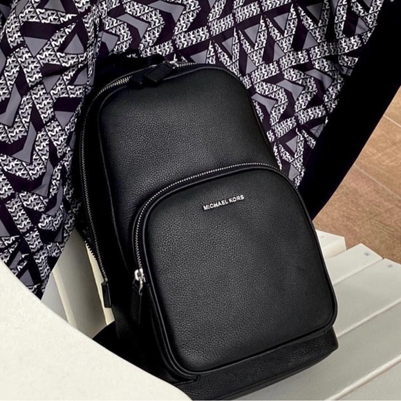 Michael Kors Cooper Learher Logo Sling Pack NWT in Black - Picture 1 of 7